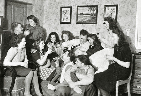 Junge Leute in der „Spinnstube“ in Hachborn, um 1948/50
