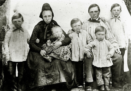 Der Bürgermeister von Hassenhausen mit Frau und fünf Kindern, um 1870