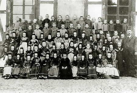 Die Schulklasse aus Hachborn mit ihrem Lehrer, um 1900
