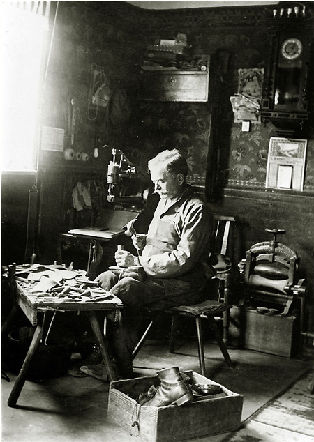 Der Schuster aus Hachborn in seiner Werkstatt bei der Arbeit, um 1930?