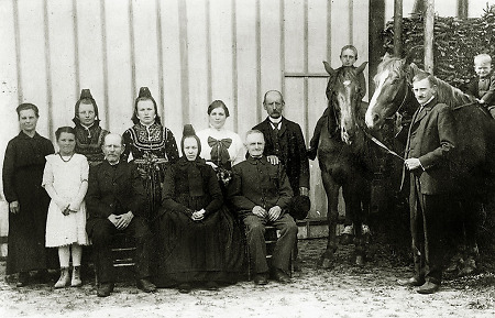 Drei Generationen einer Familie in Hachborn, um 1910