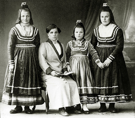 Vier Schwestern (?) aus Hachborn, um 1910