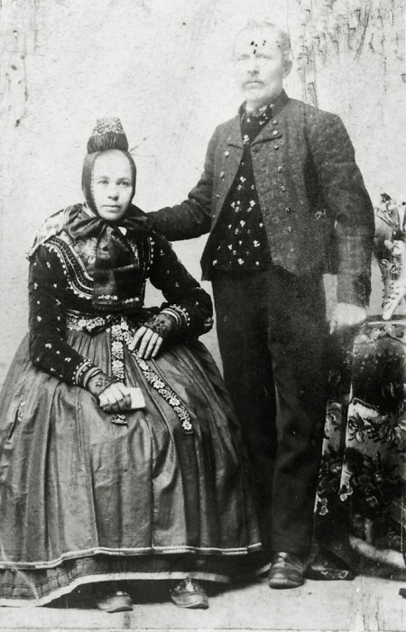 Paar in Marburger Tracht (vermutlich) aus Hachborn, um 1890