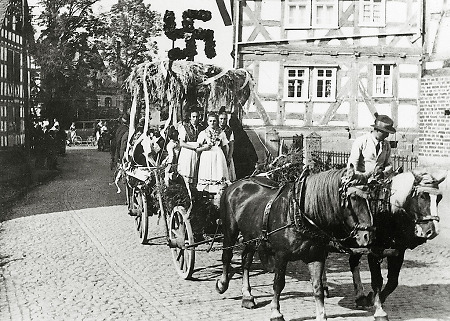 Festzug zum Erntedank vermutlich durch Hachborn, nach 1933
