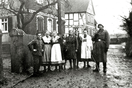 Frauen und Mädchen aus Hachborn mit einquartierten Soldaten, nach 1939