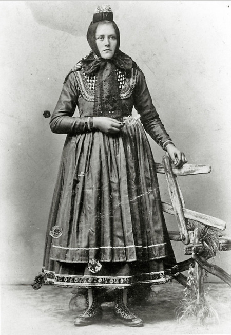 Junge Frau aus Hachborn in Tracht, um 1900