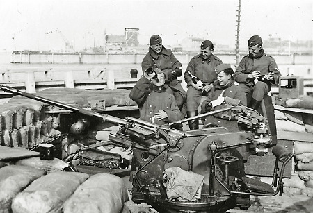 Deutsche Soldaten in der Geschützstellung bei Oostende, 1940