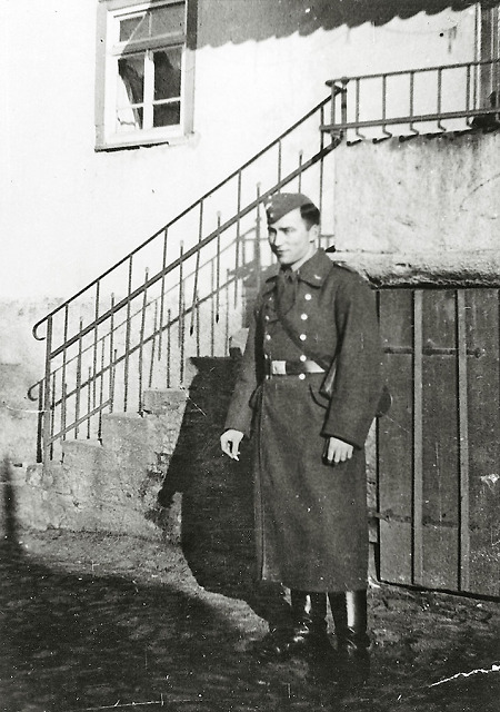 Soldat aus Hachborn auf Heimaturlaub, Dezember 1940