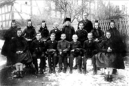 Jungen und Mädchen in Schwälmer Tracht, um 1930?