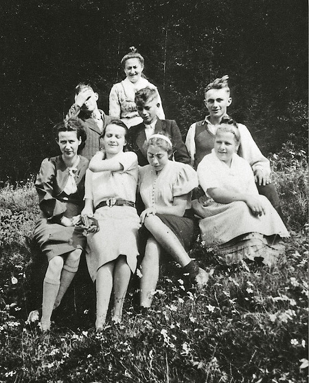 Junge Frauen und Männer aus Hachborn beim (verordneten) Kartoffelkäfersuchen, um 1938