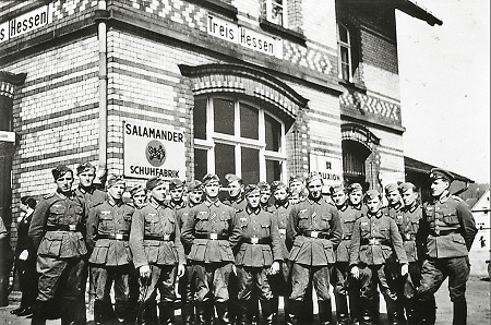 Reiterzug der Wehrmacht vor dem Bahnhof von Treis an der Lumda, um 1939
