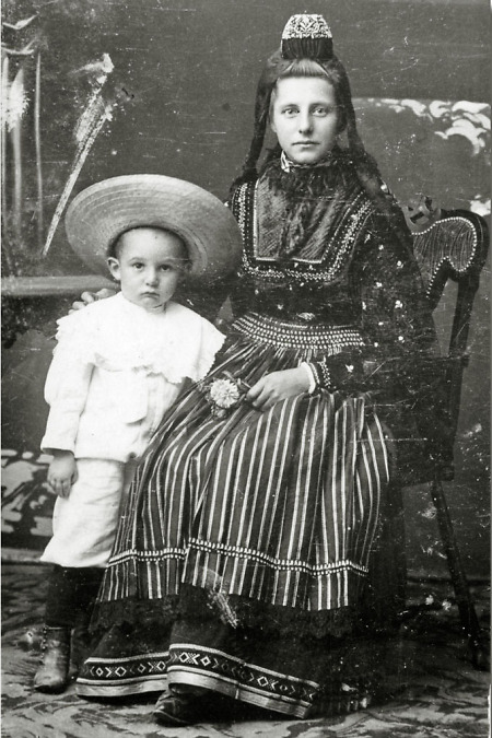 Frau aus Hachborn mit ihrem Sohn, um 1920