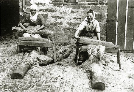 Zwei Frauen aus Hachborn beim Flachsbrechen, um 1930?