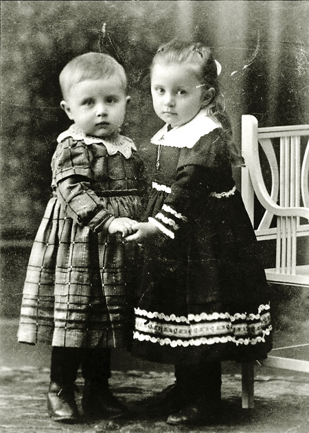 Mädchen aus Hachborn mit ihrem jüngeren Bruder, Anfang 1915