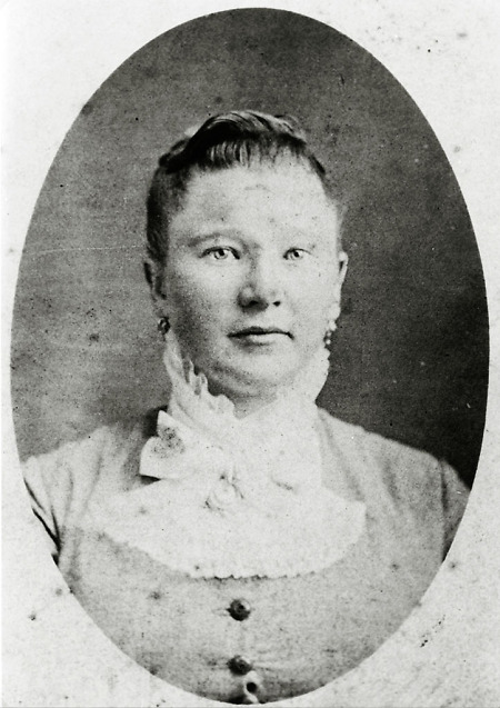 Junge Frau aus Ilschhausen vor ihrer Auswanderung nach Amerika, um 1895