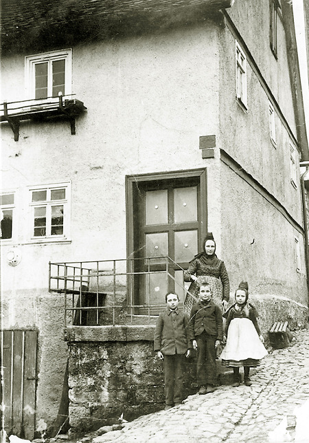 Frau aus Hachborn mit ihren drei Kindern, um 1915?