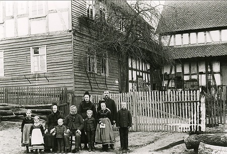Familie aus Hachborn vor ihrem Hof, um 1910