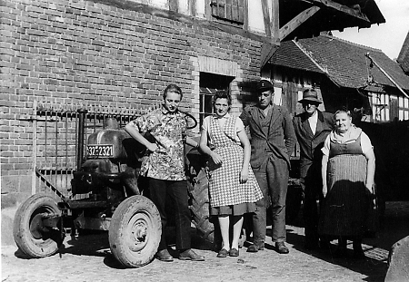 Hachborner Familie in der Hofeinfahrt mit dem Traktor, um 1948/9