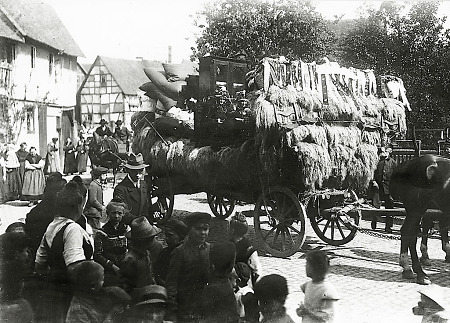 Brautwagen einer Hachbornerin, die nach Fronhausen heiratete, 1920/1921
