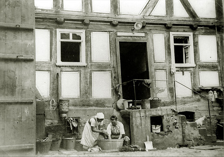 Zwei Frauen beim Waschen auf einem Hof in Hachborn, 1930er Jahre?