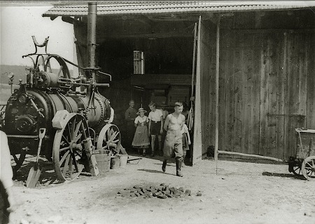 Die Dampfmaschine vor einer Scheune in Hachborn, Ende der 1930er Jahre