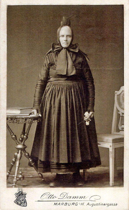 Frau (aus Hachborn ?) in Marburger Tracht, um 1910