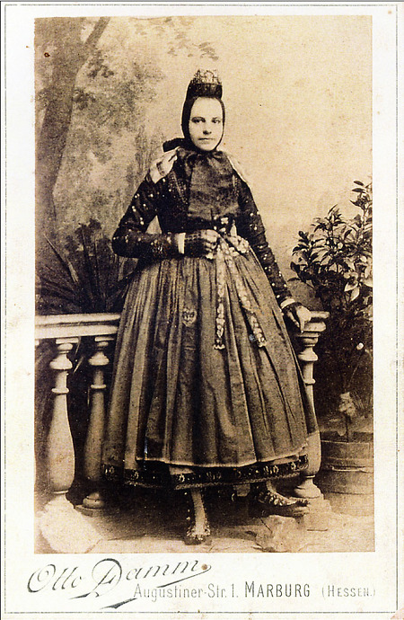Junge Frau in Marburger Tracht, um 1900