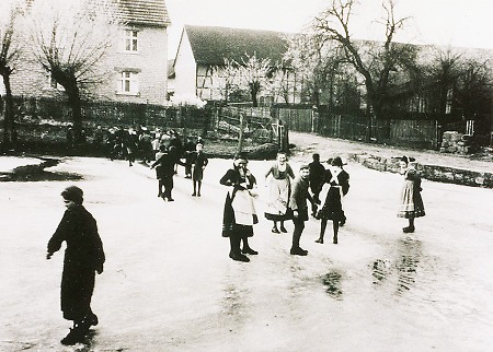 Kinder aus Hachborn (?) beim Eislaufen, um 1930