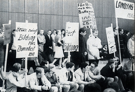 Studentische Demonstration im Marburger Auditorium maximum, 1967