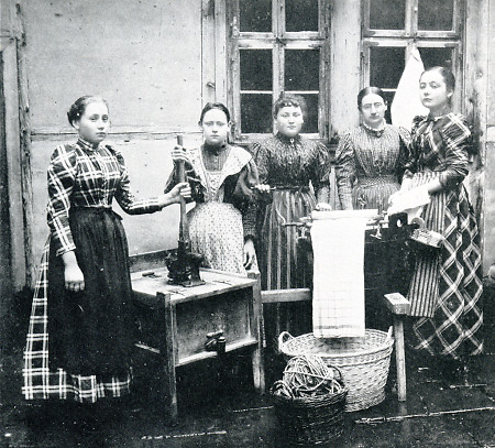 Fünf junge Frauen aus Seulberg beim Waschen, um 1900