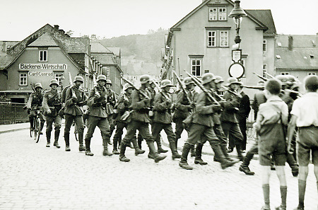 Wehrmachtssoldaten beim Marsch durch Dillenburg, um 1938-1940