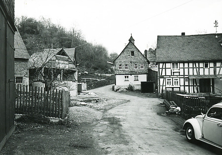 Dorfstraße in Wallenfels im Dillkreis, 1963