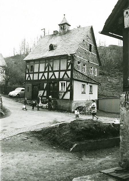 Die Alte Schule und das Backhaus in Wallenfels im Dillkreis, 1963