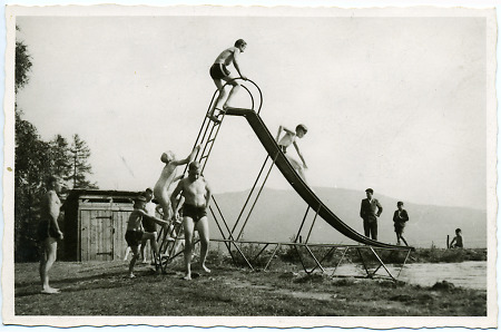 Kinder und Jugendliche am Badeweiher in Frohnhausen, um 1965