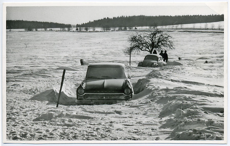 Eingeschneite Autos auf der Straße bei Hirzenhain, 1962/63