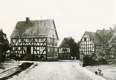 Fachwerkhäuser an der Dorfstraße in Wissenbach, um 1935?