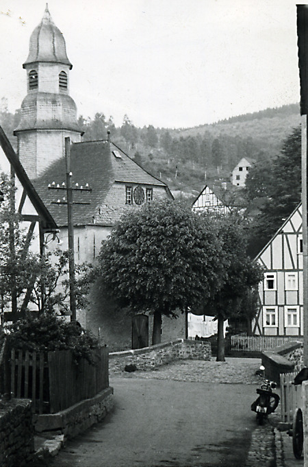 Kirche und Dorfstraße in Rittershausen, um 1960
