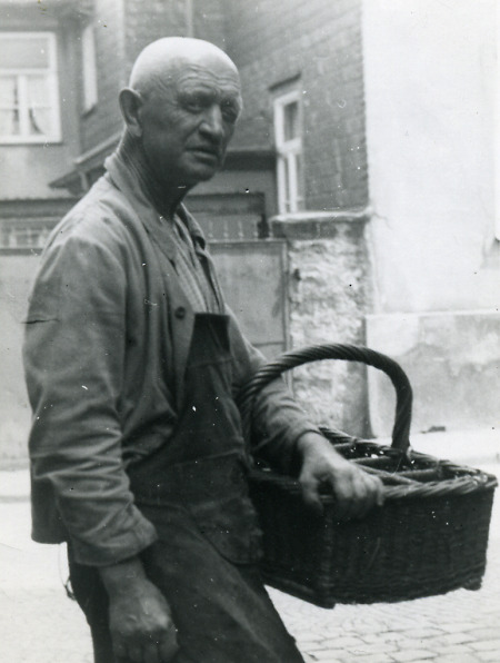 Älterer Mann in Niederscheld mit Korb, um 1960