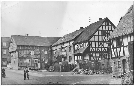 Dorfstraße in Schönbach im heutigen Lahn-Dill-Kreis, 1960er Jahre