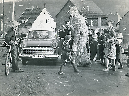 Strohfigur in Schönbach im Lahn-Dill Kreis, um 1960