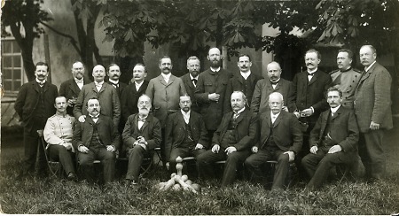 Männergruppe mit Kegeln, wohl im Garten der Weilburger Gaststätte Lindenhof, um 1910