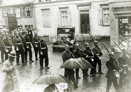 Aufmarsch der Weilburger Bürgergarde, um 1930