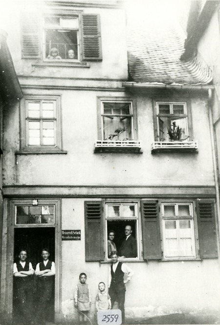 Schneidermeister mit Familie und Gesellen in Weilburg, 1910er-Jahre