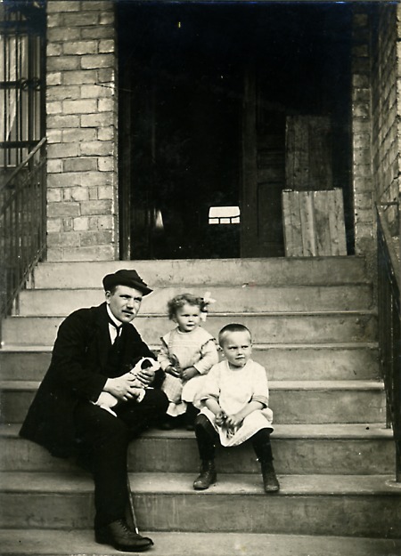 Junger Mann mit zwei Kindern eines Freundes in Biskirchen, 1914