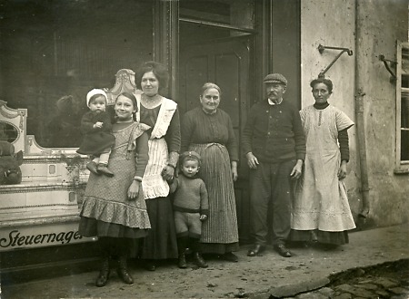 Die Familie Steuernagel vor ihrer Metzgerei, 1914