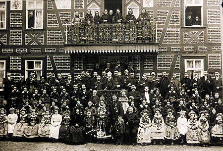 Hochzeitsgesellschaft in Bauerbach, 1911