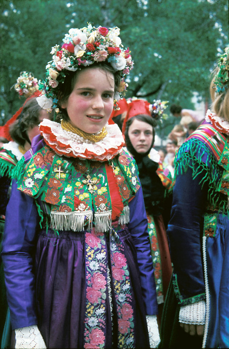 Mädchen aus Bauerbach in Tracht beim Festzug in Amöneburg, 1971
