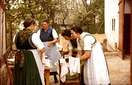 Frauen in Bauerbach beim Geschirrwaschen bei einer Hochzeitsfeier, 1955