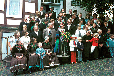 Hochzeitsgesellschaft bei einer Trachtenhochzeit in Niederklein, 1970