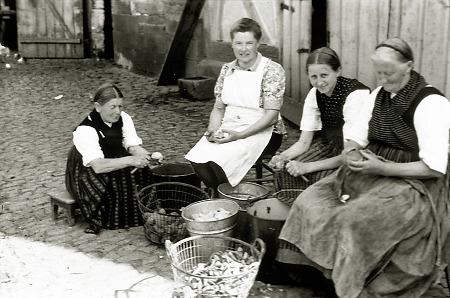 Frauen in Bauerbach beim Kartoffelschälen für eine Hochzeit, 1949